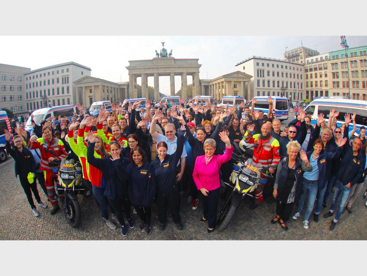 ASB-Wünschewagen-Letzte-Wünsche-wagen-Sternfahrt-Brandenburger-Tor-Ulrich-Bauch-Jens-Spahn (35).jpg