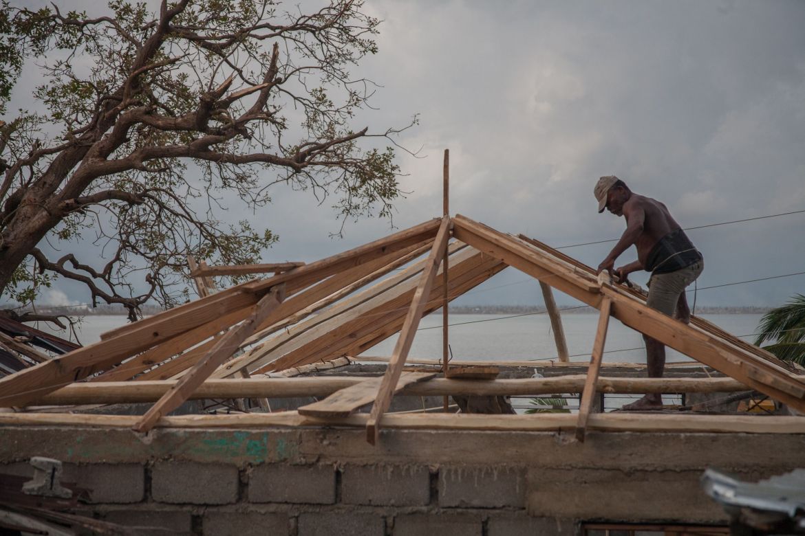 Wiederaufbau eines Daches in Les Cayes, Haiti