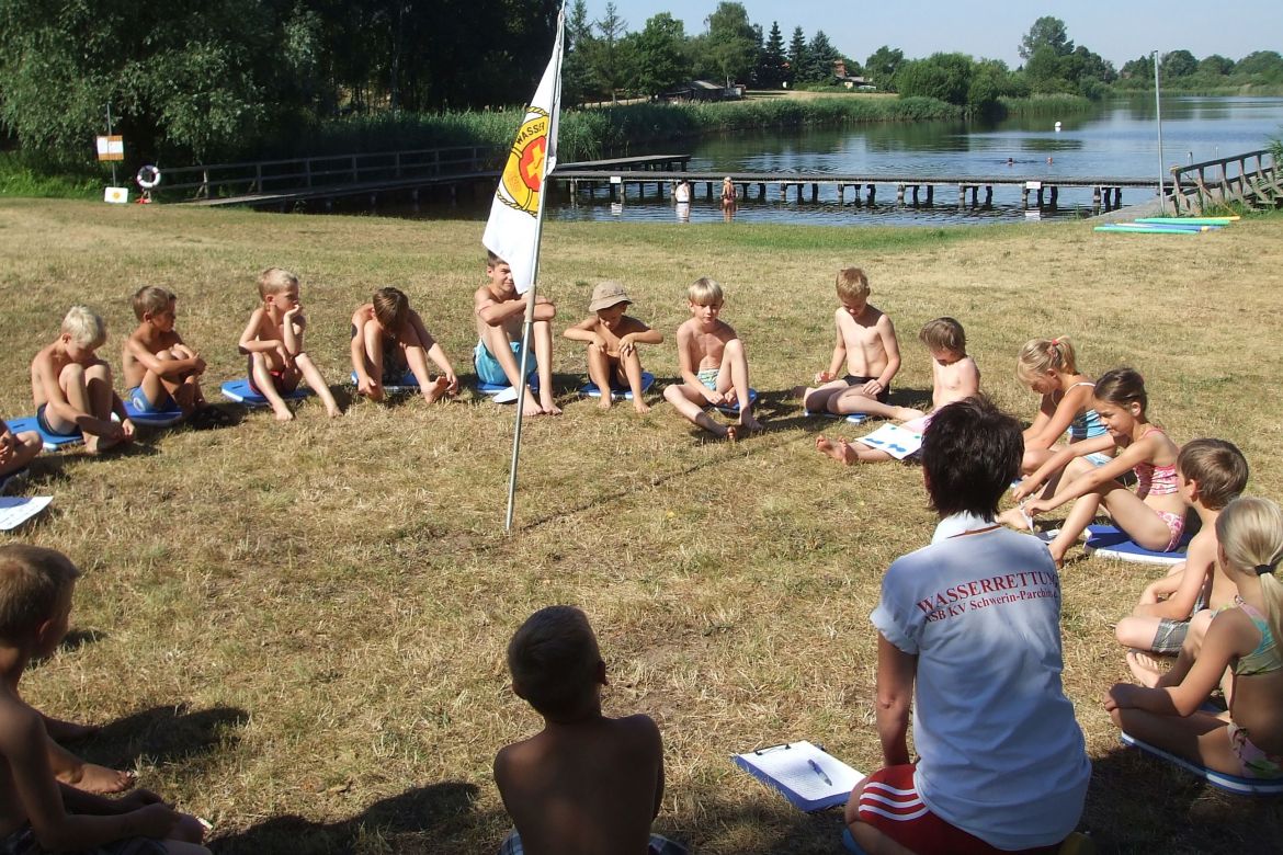 ASB Schwimmunterricht an der Demener Badestelle.JPG