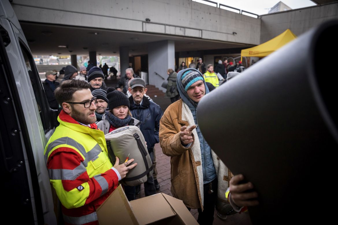 ASB Kältehilfe Nikolaus Schlafsäcke Isomatten (21).jpg