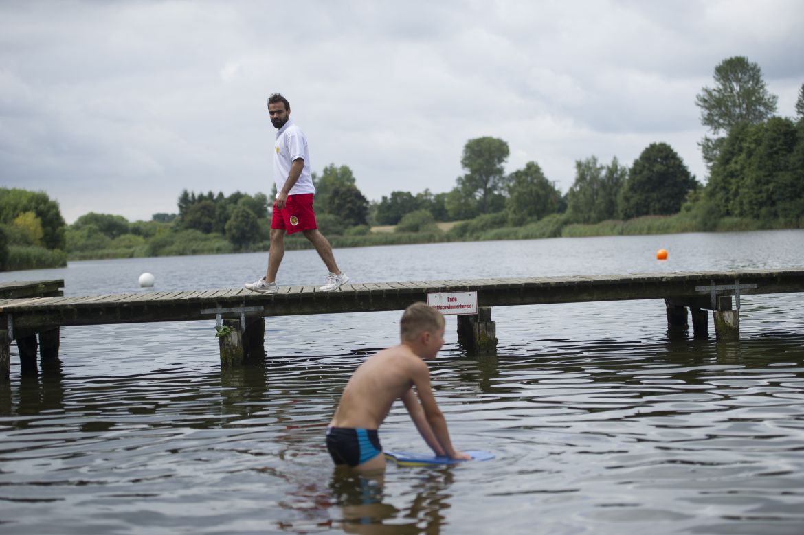 Mohammed Saleh Zarah hilft ehrenamtlich bei der Schwimmausbildung und bei der Badeaufsicht mit.