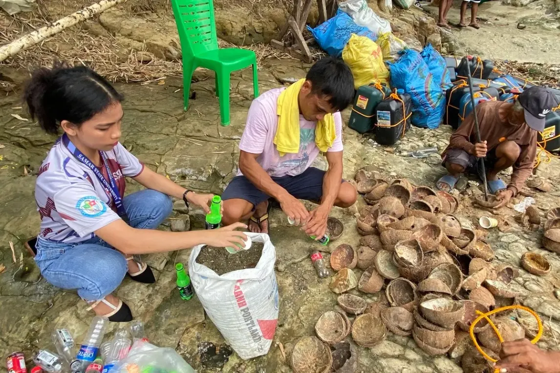 Philippines - Preparation work to process the long line mussel culture.webp