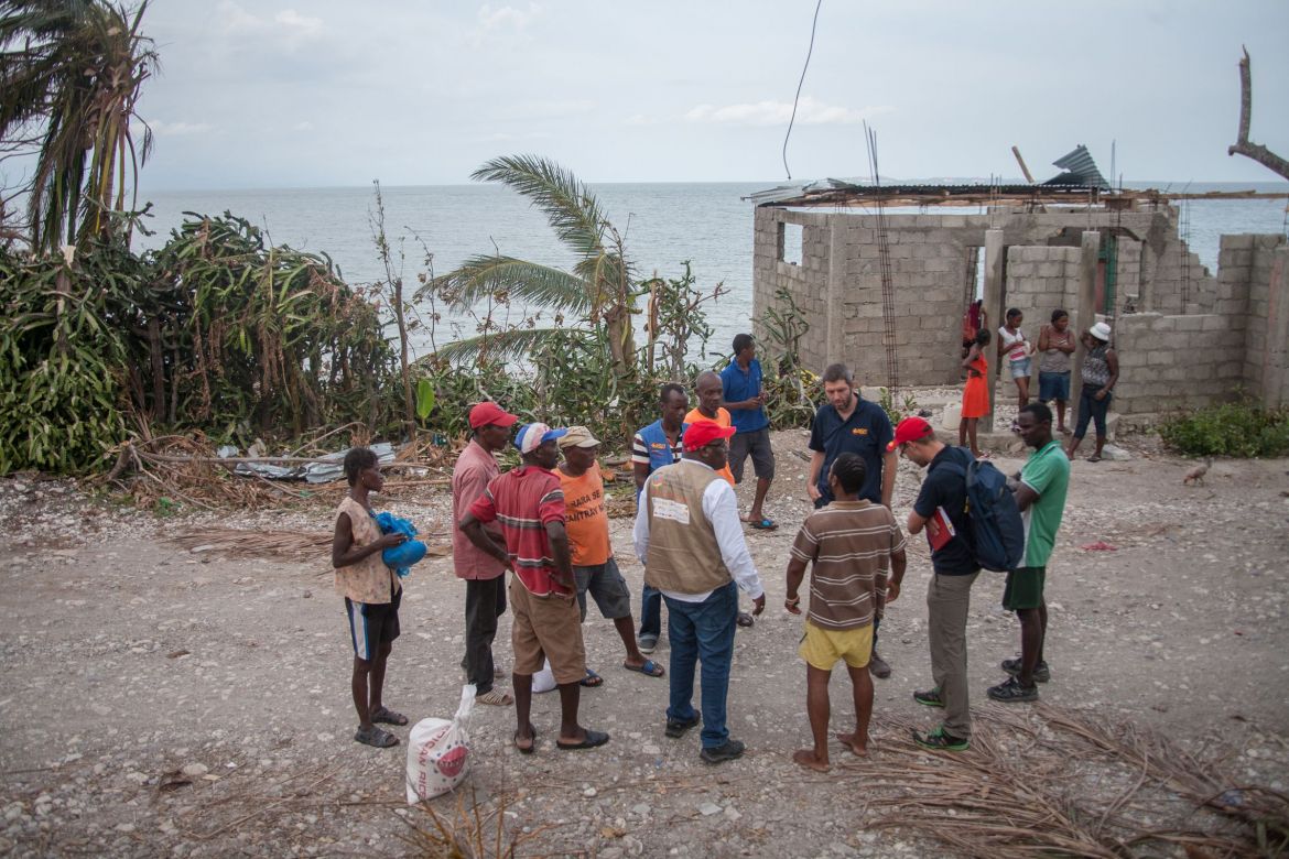 In Les Cayes im Süden Haitis sprechen die ASB-Helfer mit betroffenen Familien, um herauszufinden, was diese am dringendsten brauchen.