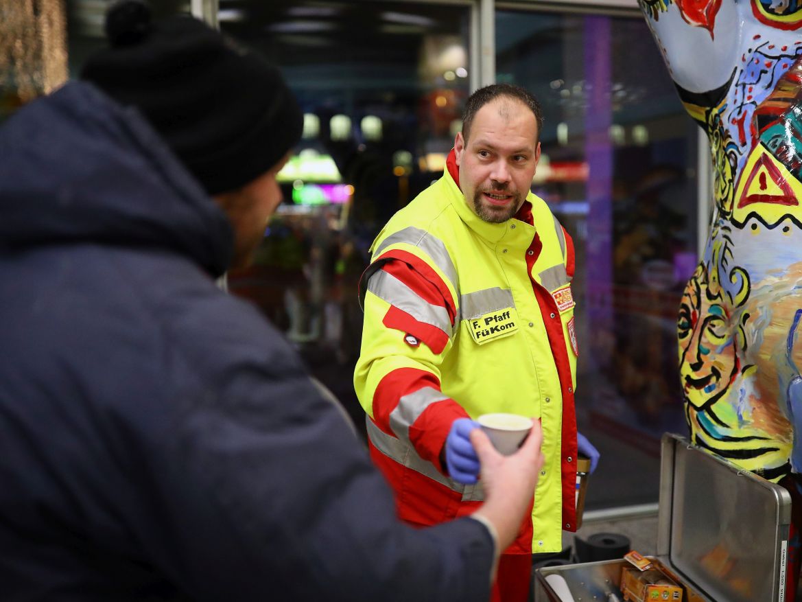 ASB-Kältehilfe-2018-ASB-Berlin-Schlafsäcke-für-Obdachlose-Müntefering-9.jpg