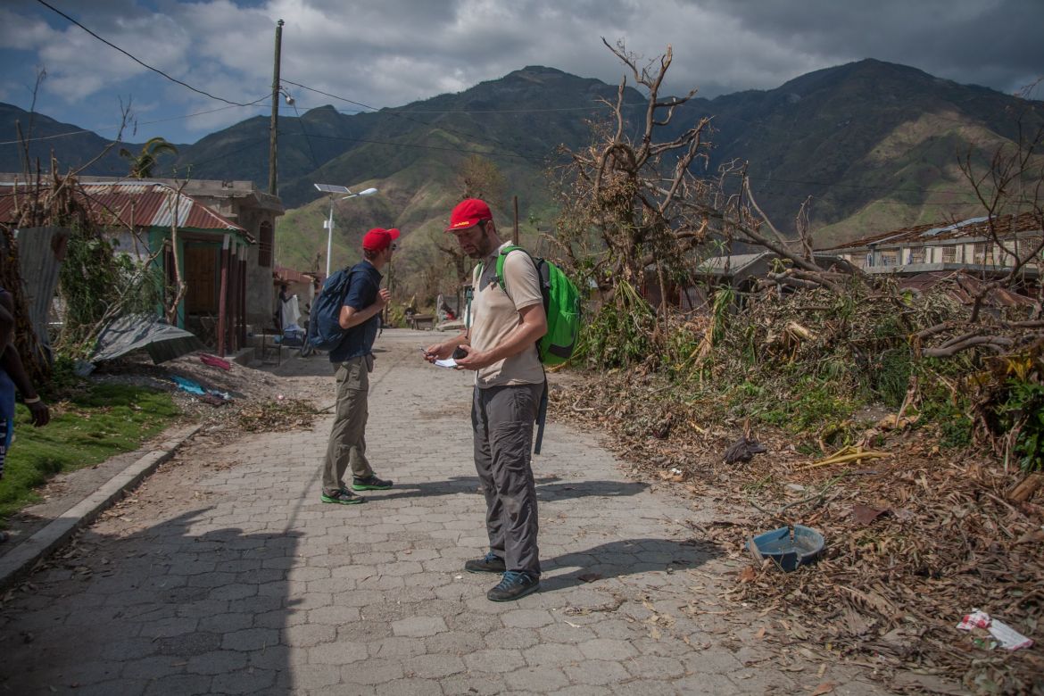 Alex Mauz und Axel Schmidt in der zerstörten Stadt Tiburon in Haiti