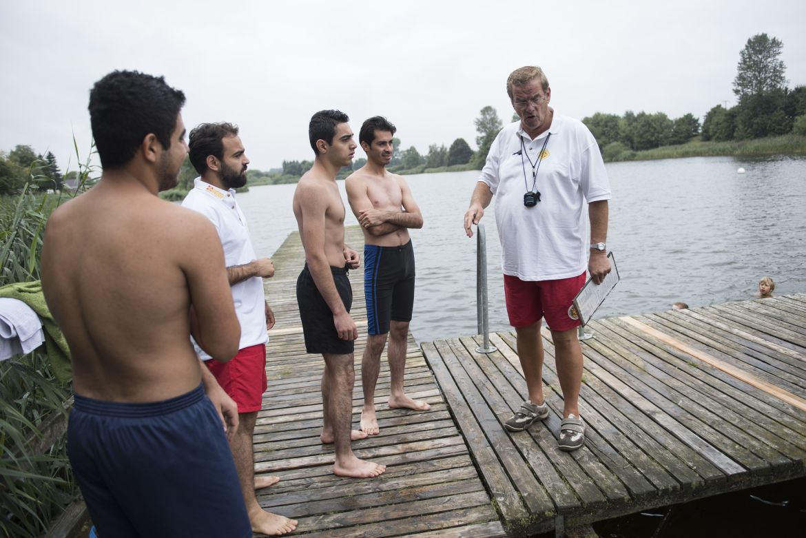 Rolf Stiehler (r.) und Mohammed Saleh Zahra (2. v. l.) geben den drei geflüchteten Brüdern einige Tipps, wie sie im Wasser die Ruhe bewahren. 