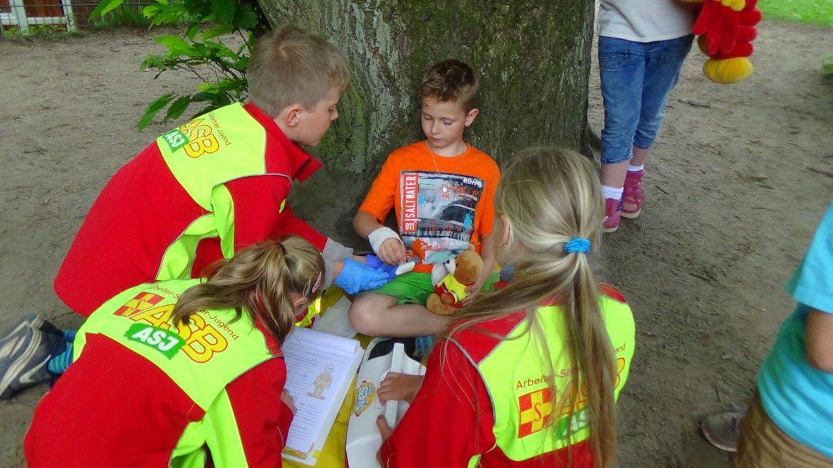 asb-schulsanitaetsdienst-hilfe-fuer-verletzten-mitschueler.jpg