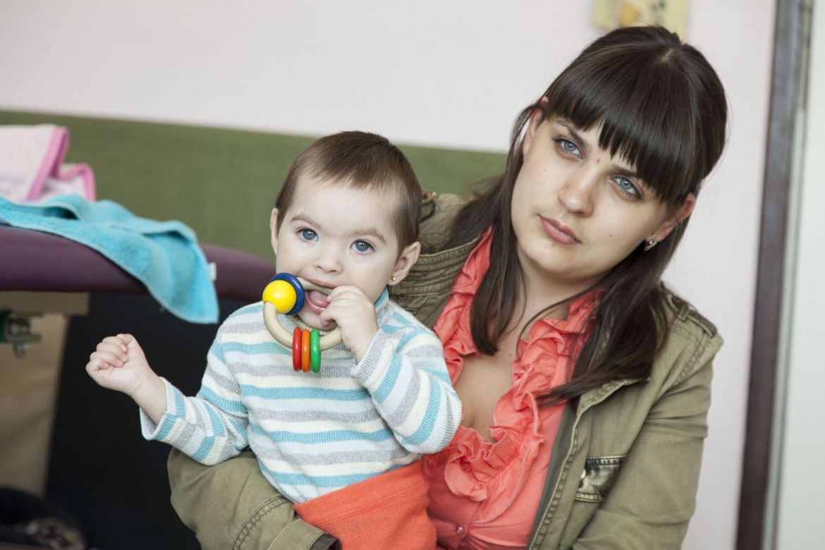 Mutter mit Kind in Kinderstation in Kiew