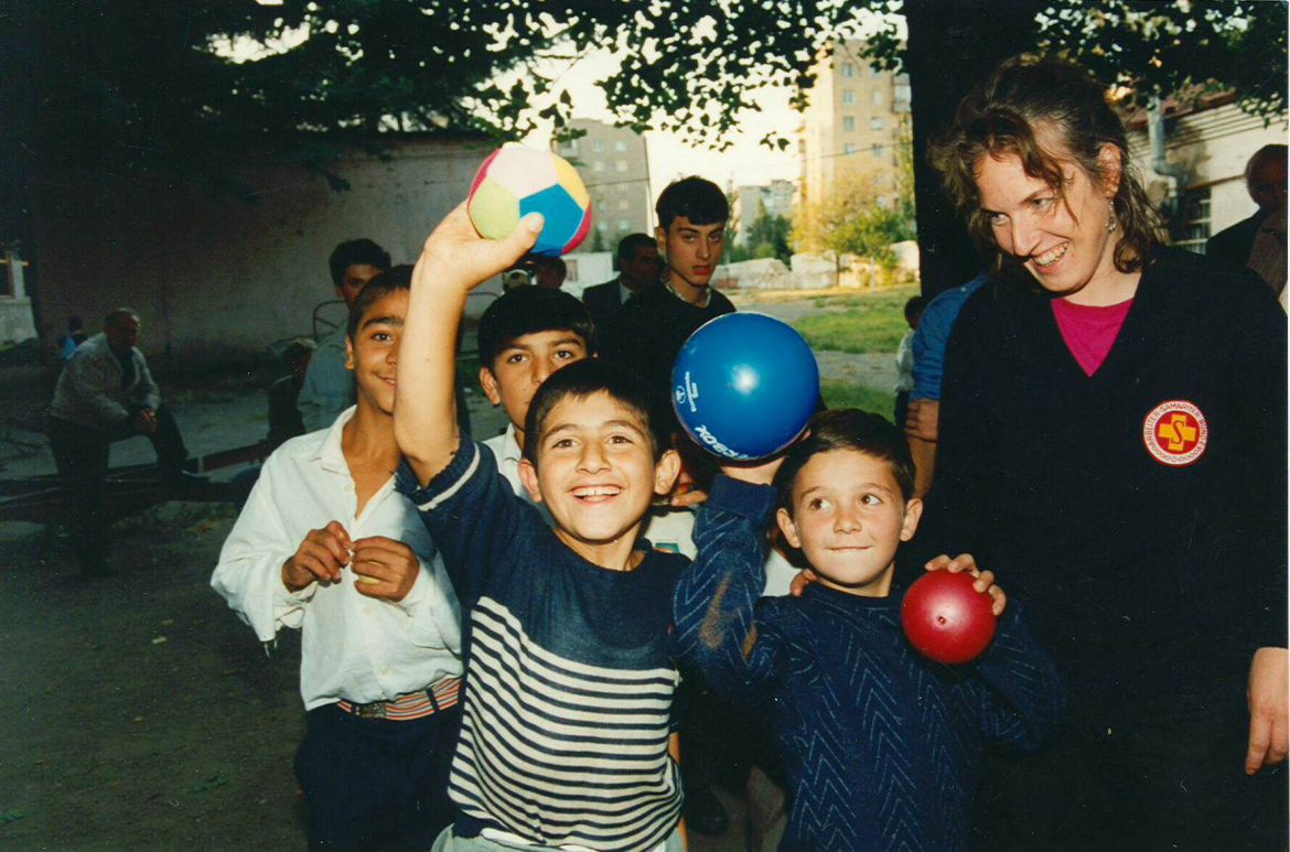 Waisenhaus Tiflis: vom ASB Landesverband Saarland gespendetes Spielzeug für Waisenkinder (1993)