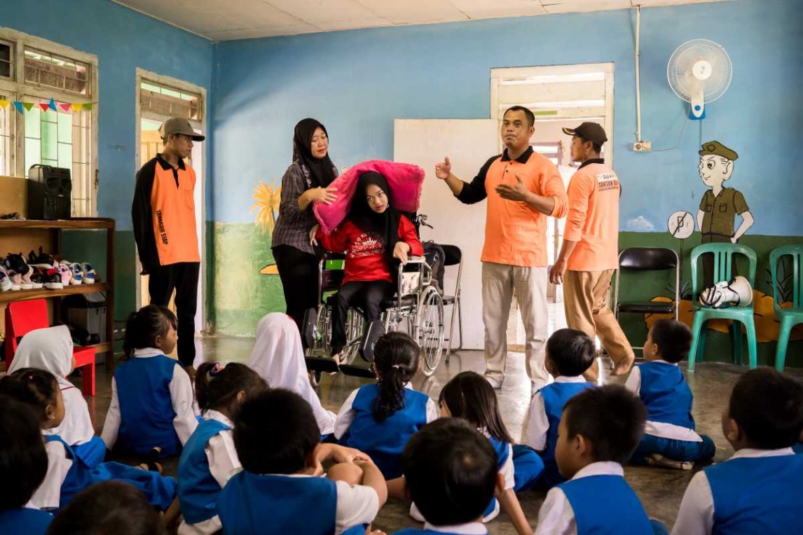 1.1. Nursiyah with DRR forum at village level is facilitating an inclusive DRR simulation of actions to take in the event of an earthquake. (Photo by Omas Saputra)10.jpg