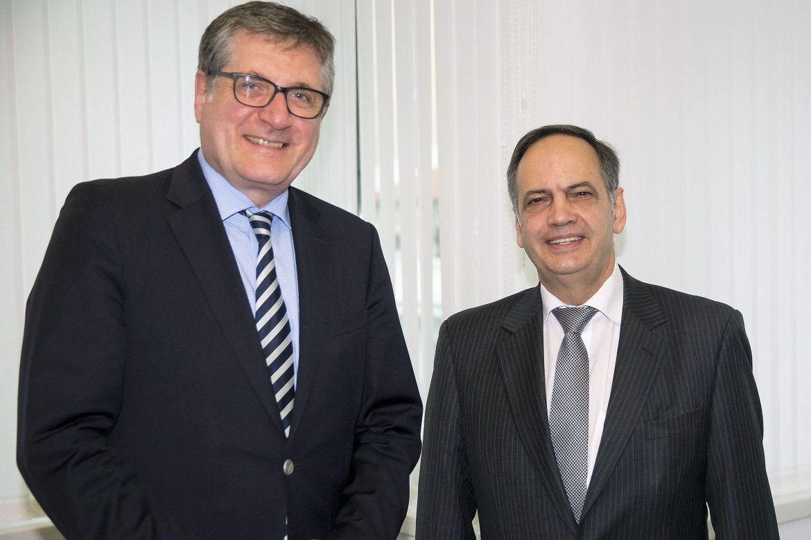 Knut Fleckenstein und Dr. Peter Schoof, der deutsche Botschafter in Athen, im Gespräch