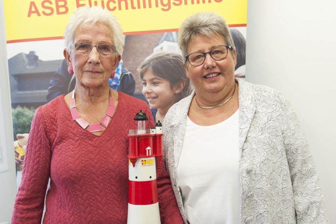 Leuchtturmuebergabe Schneiderwerkstatt ASB-Fluechtlingsunterkunft Hamburg