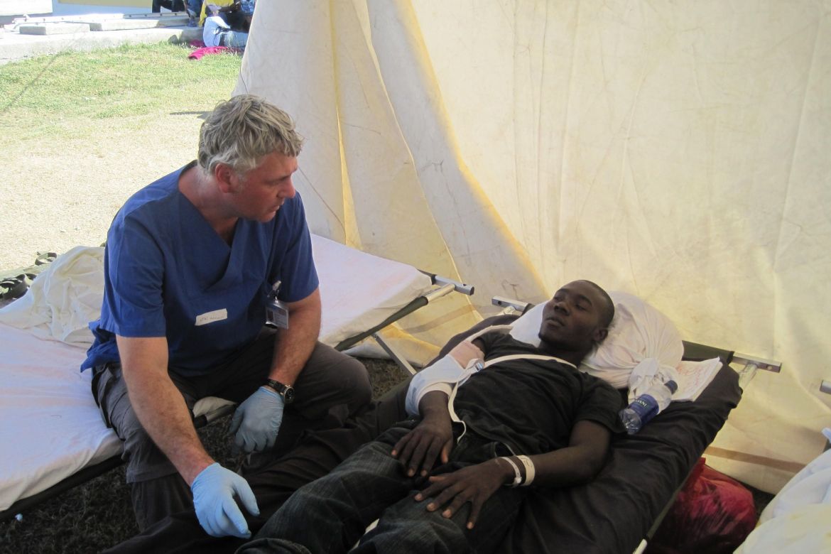 FAST-Team behandelt Patienten nach Erdbeben in Haiti