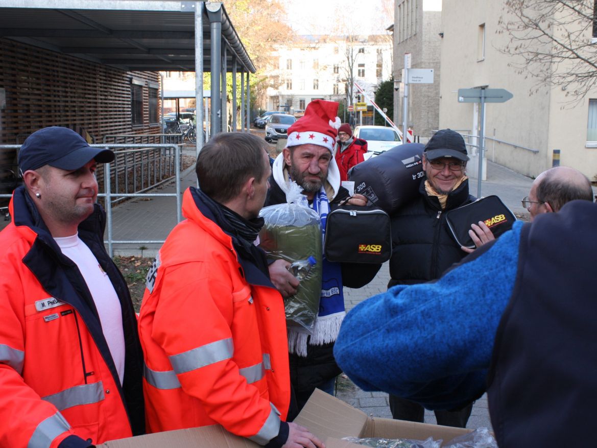 ASB-Kältehilfe-2018-ASB-Potsdam-Brandenburg-Schlafsäcke-für-Obdachlose-4.jpg