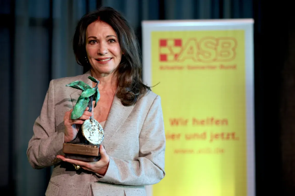  Iris Berben mit Statue-20260708_asb_376.webp