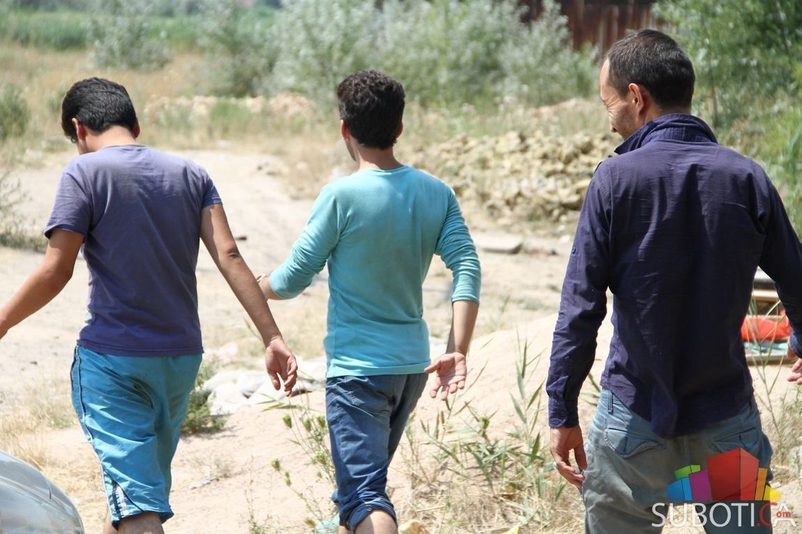 drei junge Flüchtlinge auf dem Weg durch Serbien