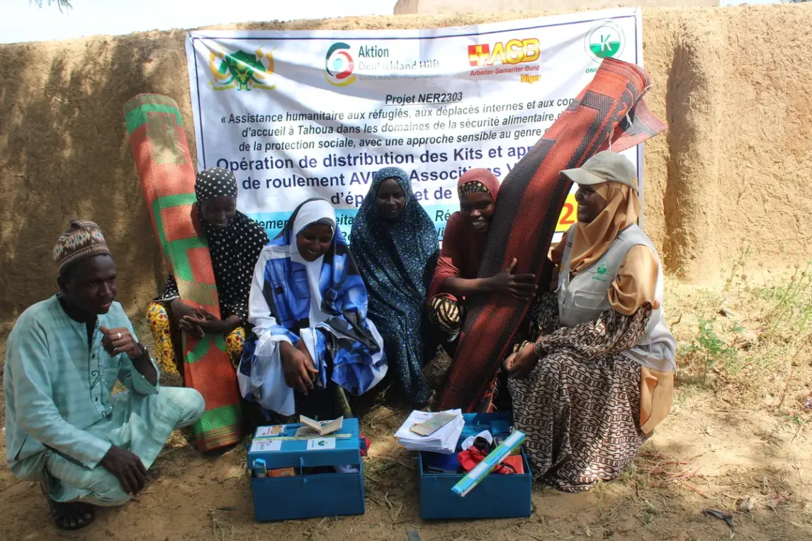 Übergabe von Materialien zur Unterstützung von Kleingewerben.webp