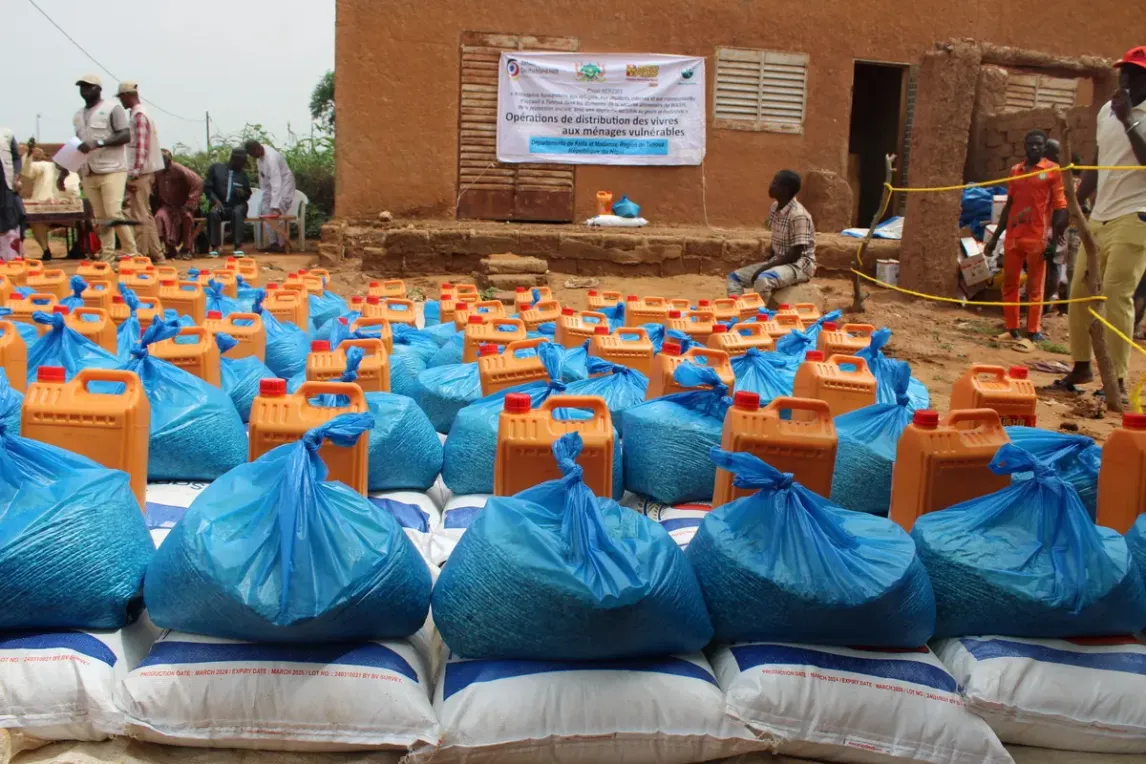 Verteilung von Grundnahrungsmitteln gegen akute Nahrungsunsicherheit.webp