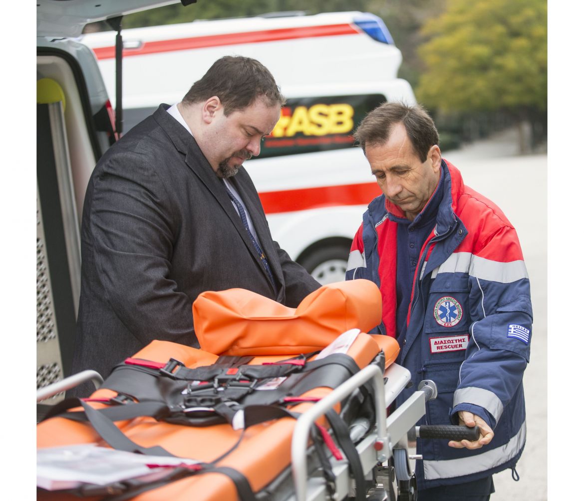 Michael Sonntag vom ASB erklärt den griechischen Kollegen die Rettungswagen in Athen