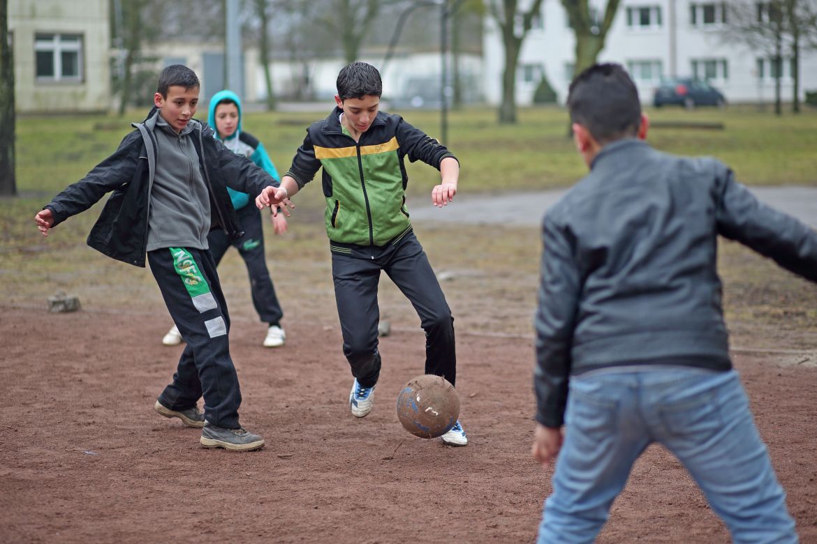 Jungs spielen Fußball in der Wohnaußenstelle Fünfeichen in Neubrandenburg