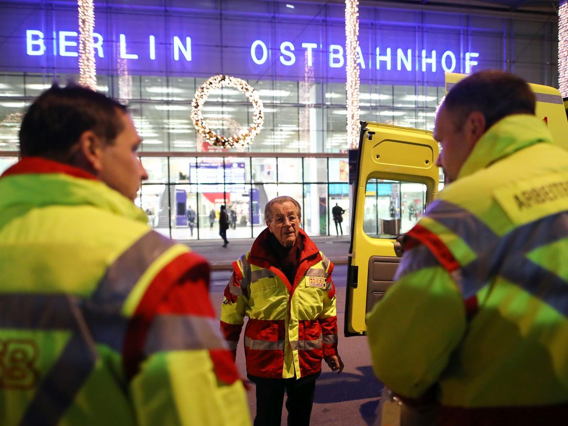 ASB-Kältehilfe-2018-ASB-Berlin-Schlafsäcke-für-Obdachlose-Müntefering-3.jpg