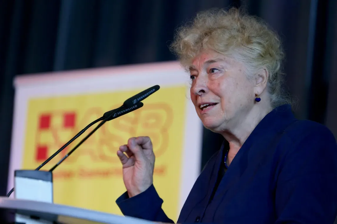 Gesine Schwan am Pult-20260708_asb_106.webp