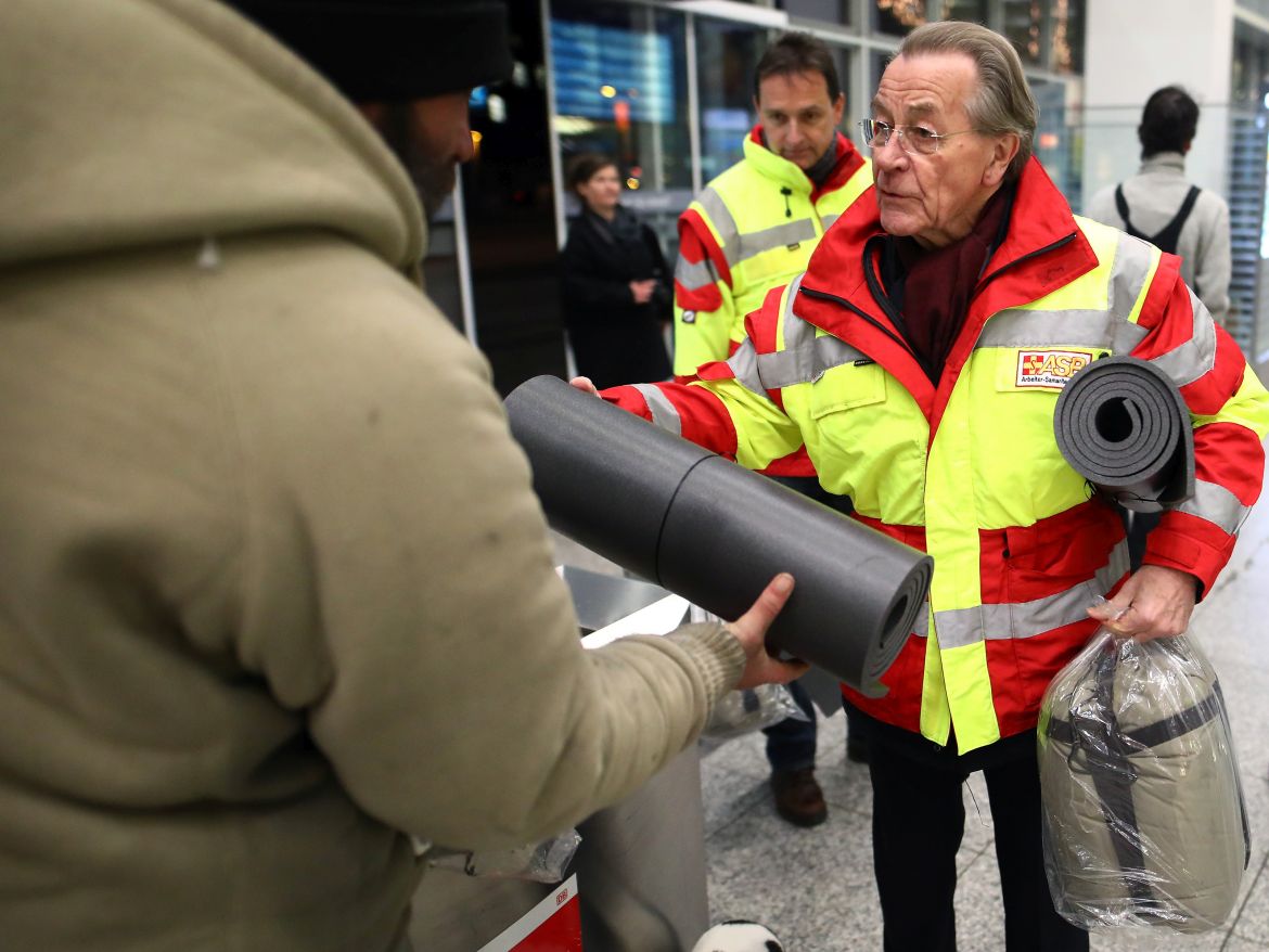 ASB-Kältehilfe-2018-ASB-Berlin-Schlafsäcke-für-Obdachlose-Müntefering.jpg