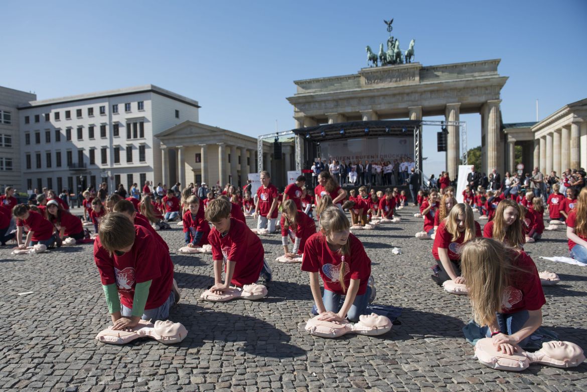 Grundschueler ueben Wiederbelebung