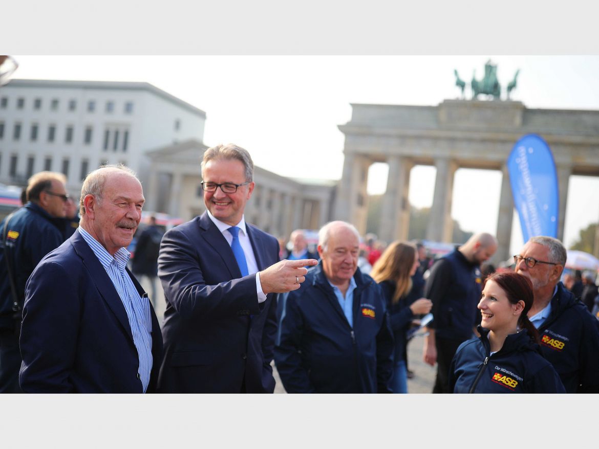 ASB-Wünschewagen-Letzte-Wünsche-wagen-Sternfahrt-Brandenburger-Tor-Ulrich-Bauch-Jens-Spahn (54).jpg