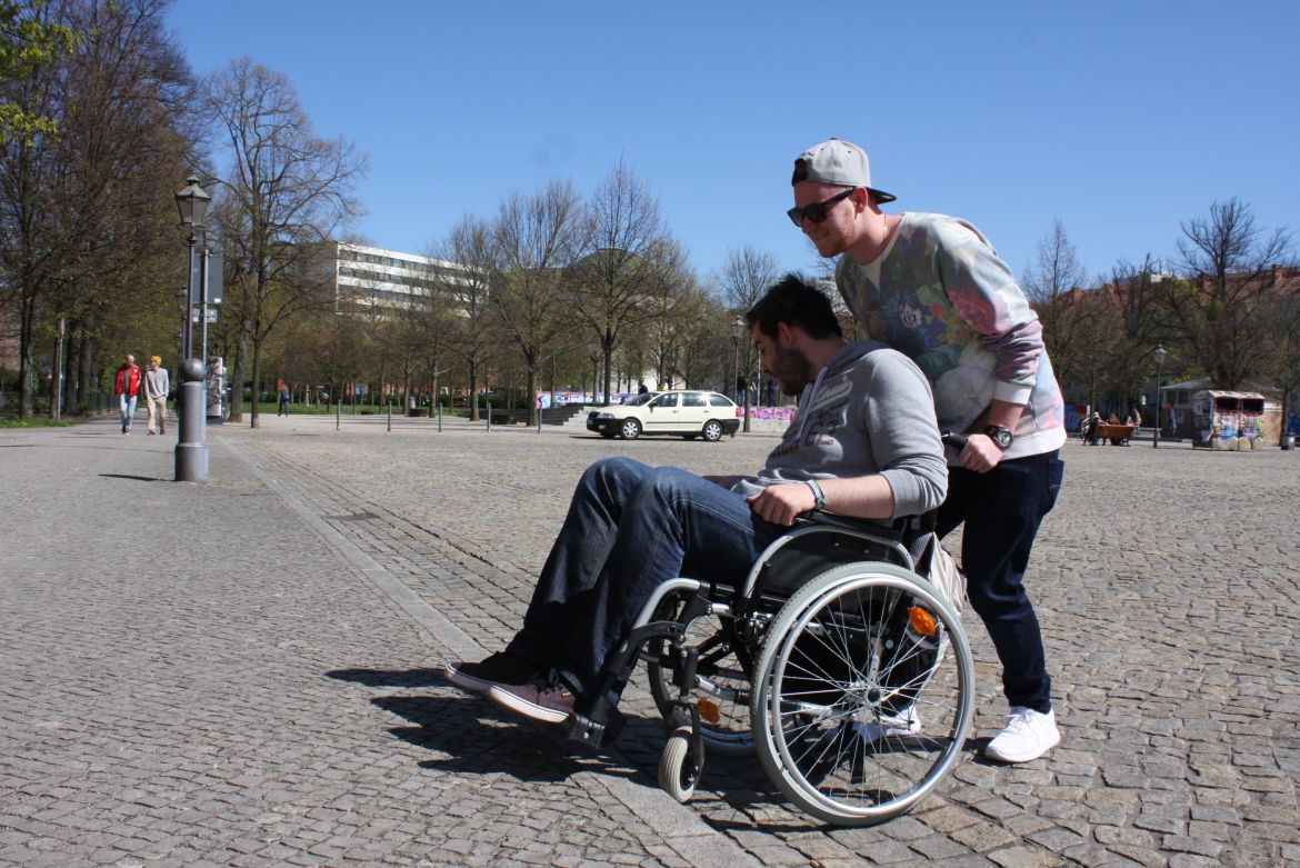 Rollifahrer-Max-Wolff-und-Begleiter-Marc-Hedmann.jpg