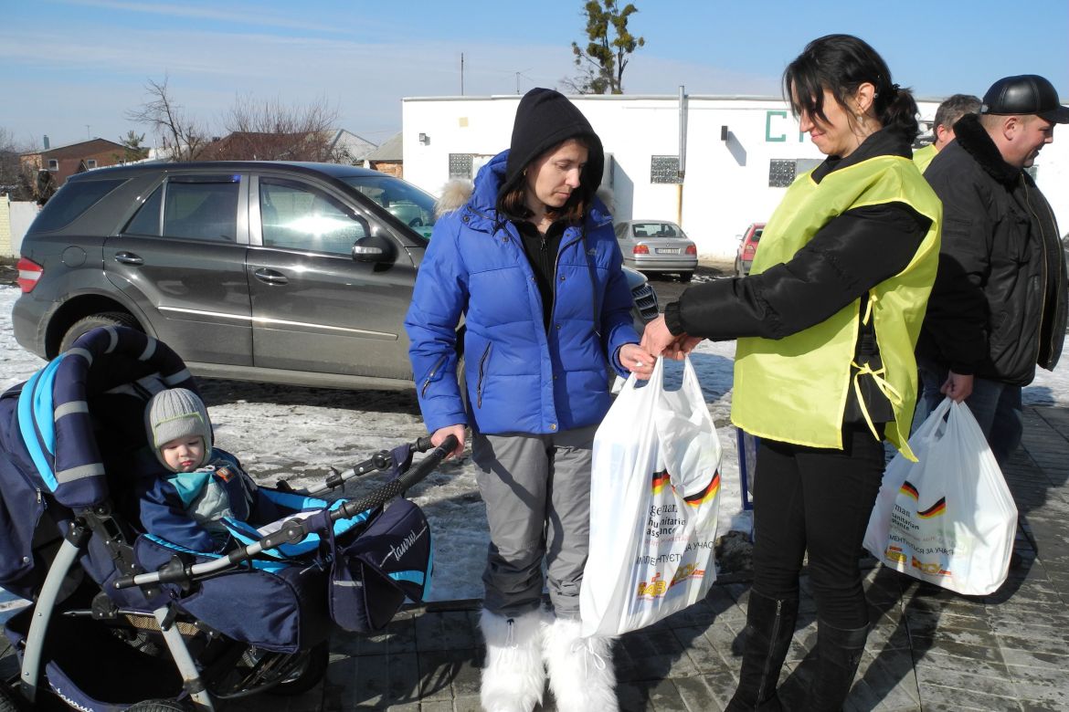Mitarbeiter und freiwillige Helfer vom ukrainischen Samariterbund versorgen die Menschen mit Notpaketen. 