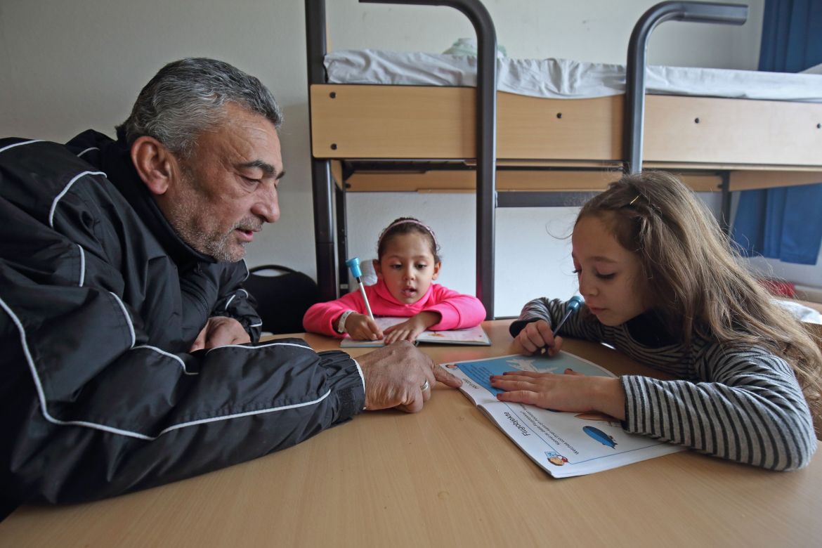Ein Vater lernt deutsch mit seinen beiden Töchtern