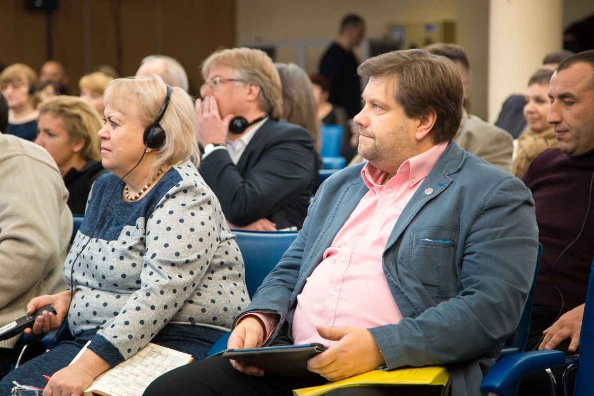Auch Andris Berzins vom Lettischen Samariter-Bund (vorne rechts) und Gerd Prüfer, stellvertretender Landesvorsitzender des ASB Hamburg (Mitte), unterstützen die Helferinnen und Helfer in der Ukraine.