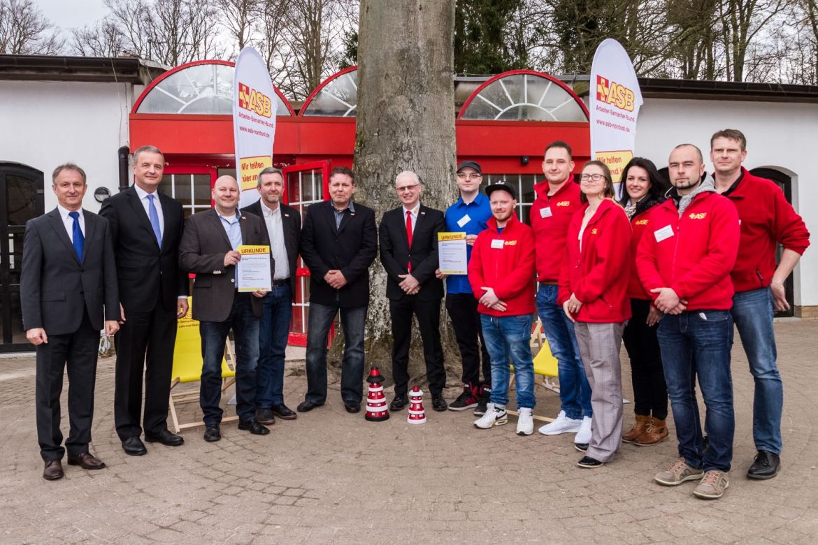 Anerkennung für vorbildliches Engagement: Die Mitarbeiter der Regionalverbände NORD-OST und Neubrandenburg/Mecklenburg-Strelitz freuten sich über das Lob von Bundesgeschäftsführer Ulrich Bauch (2. v. l.)