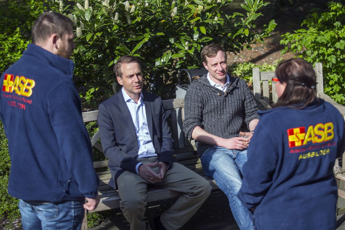 asb-bildungswerk-seminar-gruppenarbeit-garten.jpg