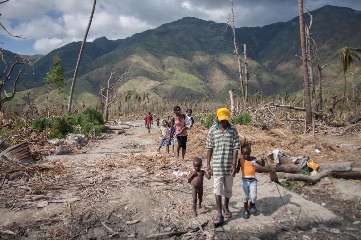 Familie irrt durch zerstörtes Tiburon nach Hurrikan Matthew in Haiti
