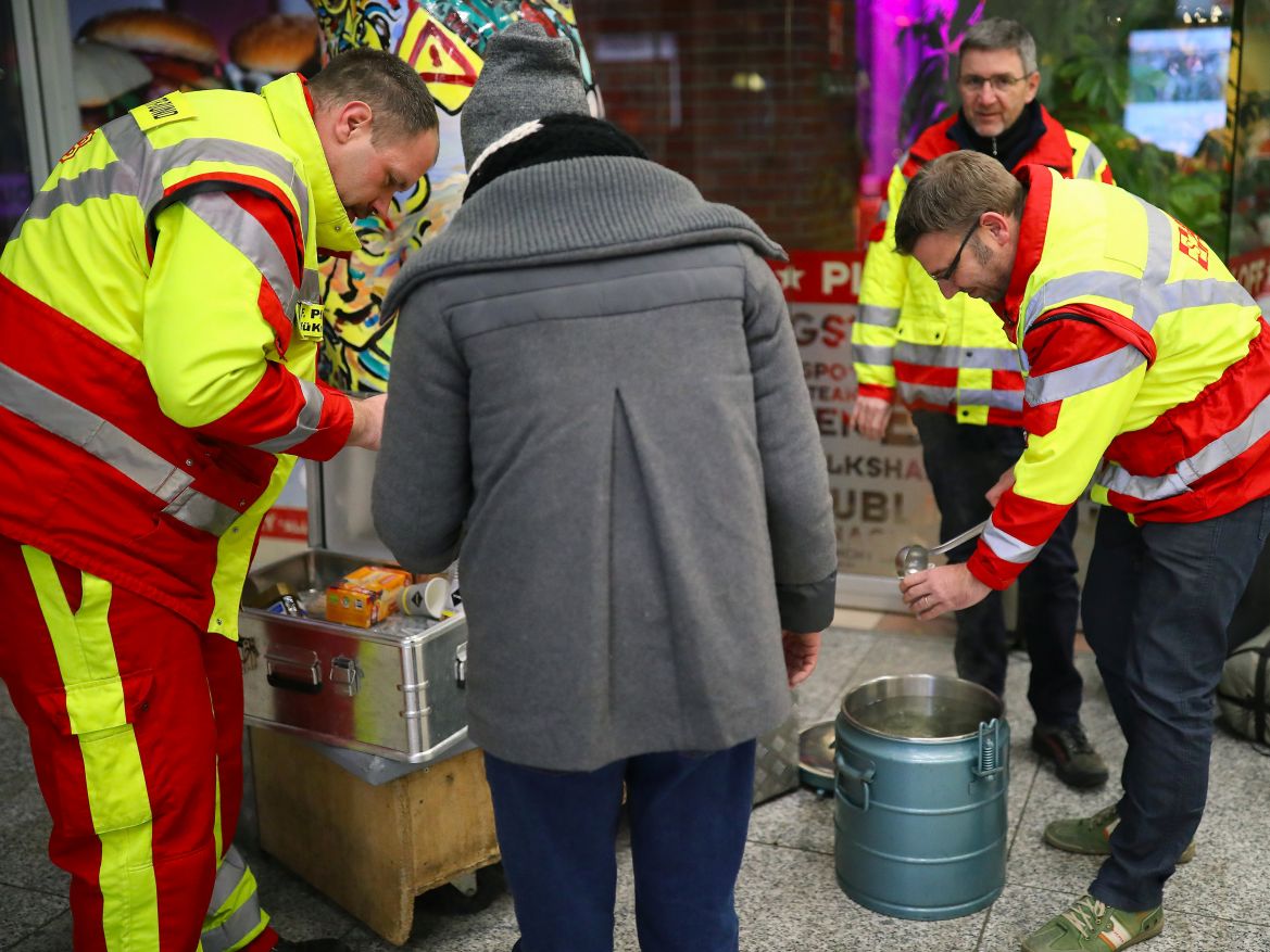 ASB-Kältehilfe-2018-ASB-Berlin-Schlafsäcke-für-Obdachlose-Müntefering-7.jpg