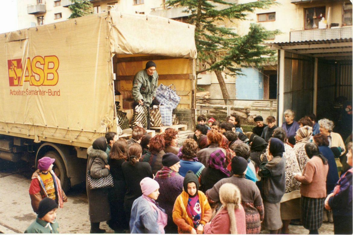 Lebensmittelverteilung an Flüchtlingsfamilien in der georgischen Stadt Poti (1996)
