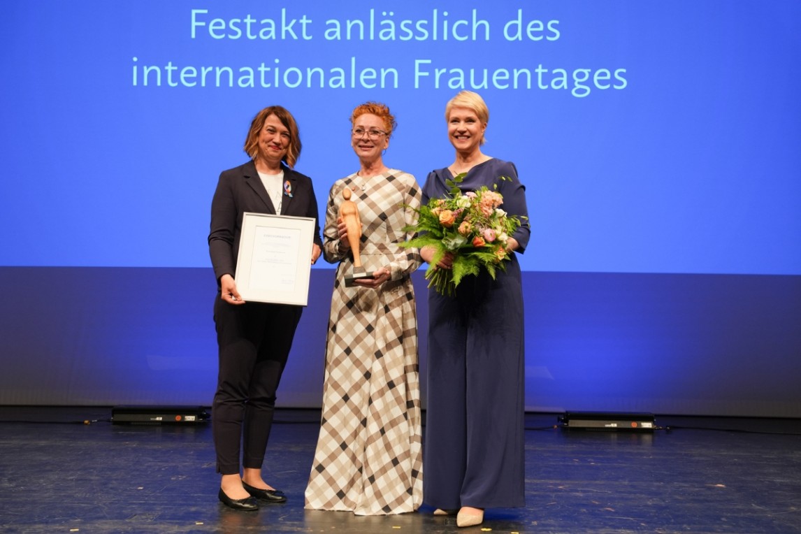Samariterin und "Frau des Jahres" Birgit Waniorek mit der Ministerpräsidentin des Landes Mecklenburg-Vorpommern, Manuela Schwesig, und Jacqueline Bernhardt, Ministerin für Justiz, Gleichstellung und Verbraucherschutz des Landes Mecklenburg-Vorpommern