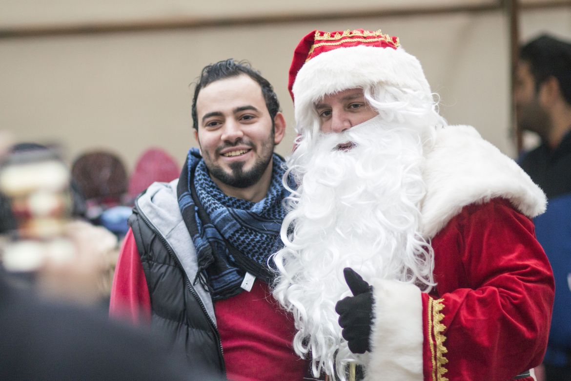 asb-fluechtlingshilfe-berlin-weihnachtsmann-adventsmarkt