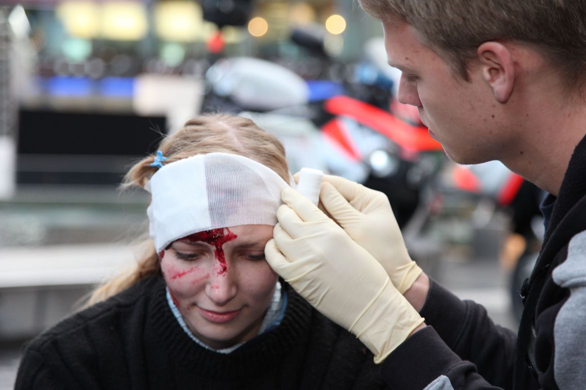 Realistische Unfalldarstellung - Übung mit geschminkter Person