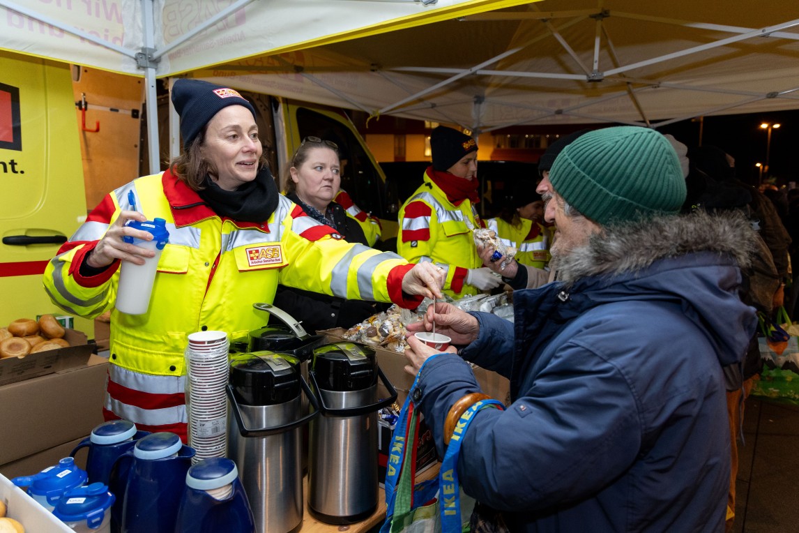 ASB-Präsidentin Katarina Barley verteilte Tee und sorgte für Begegnungen auf Augenhöhe.