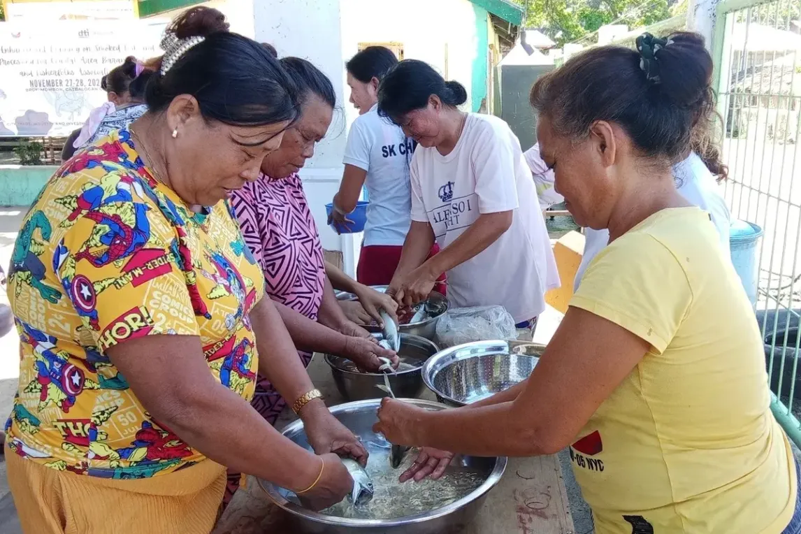 Philippines - Fish processing training in Mombon.webp