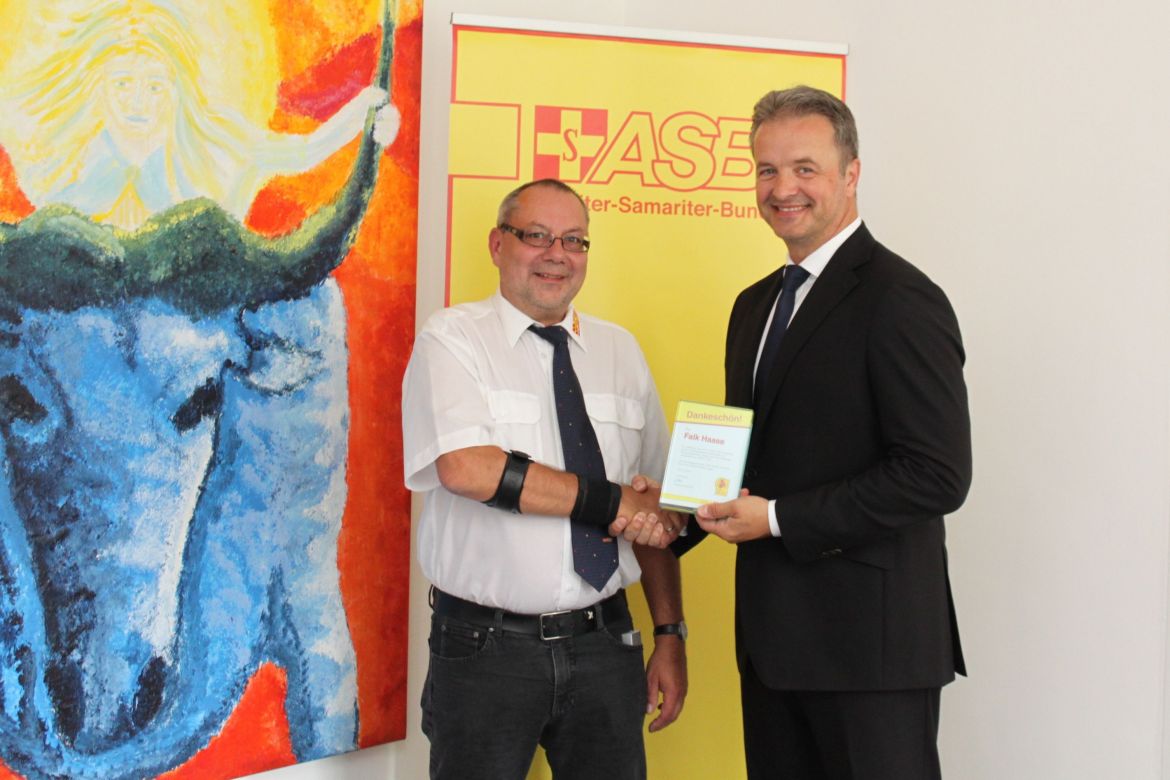 Übergabe Ehrung Freiwilliger des Monats September 2017 an Falk Haase mit Ulrich Bauch, ASB-Bundesgeschäftsführer