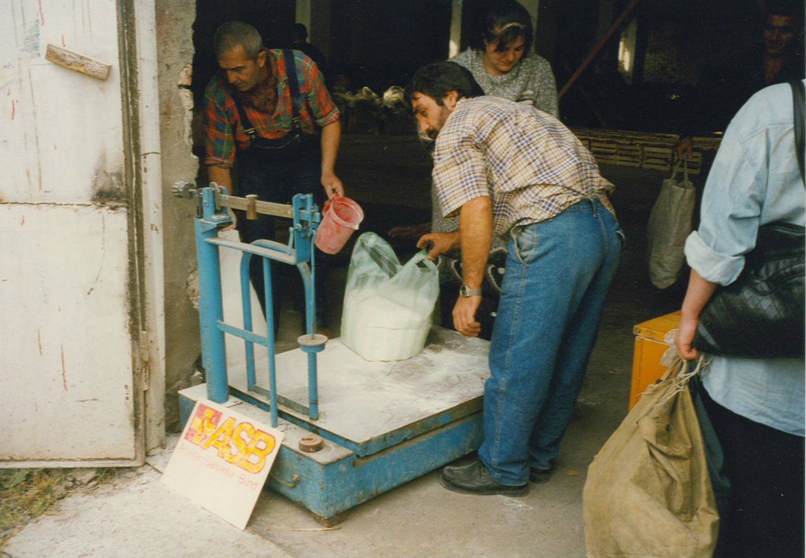 Kleider- und Lebensmittelverteilung an Flüchtlinge in Borchomi und Telavi (1997)