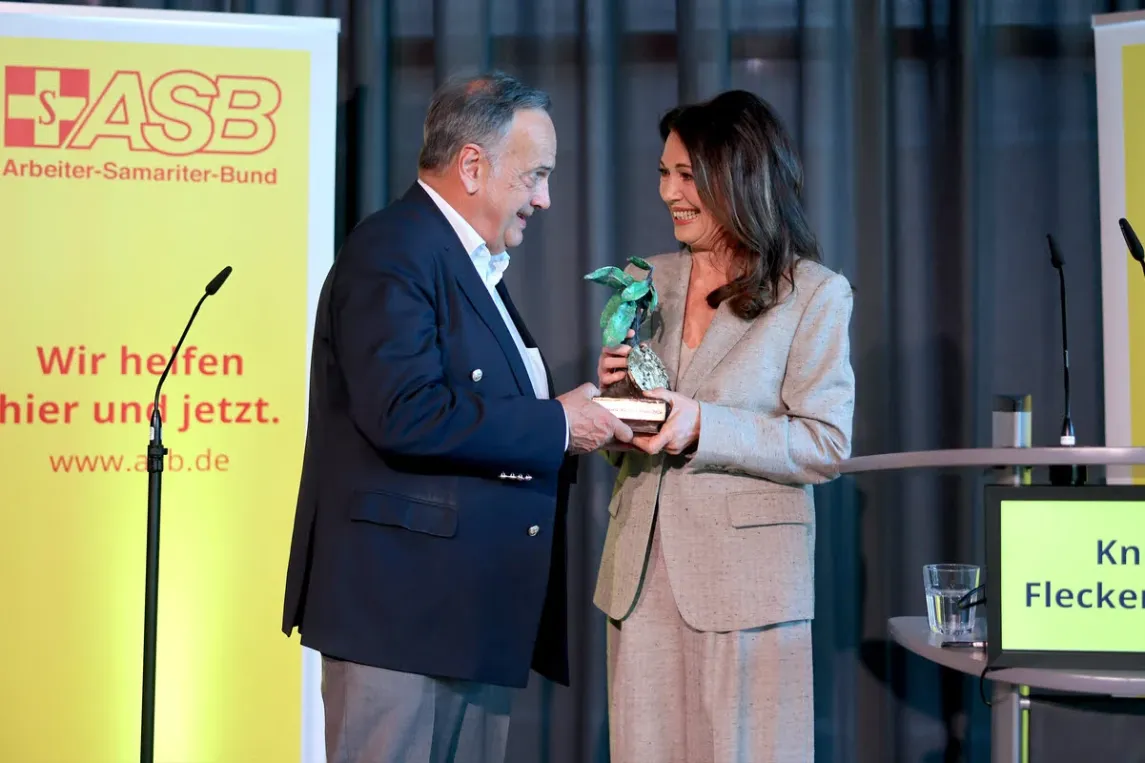 Fleckenstein überreicht die Berben Skulptur-20260708_asb_482.webp