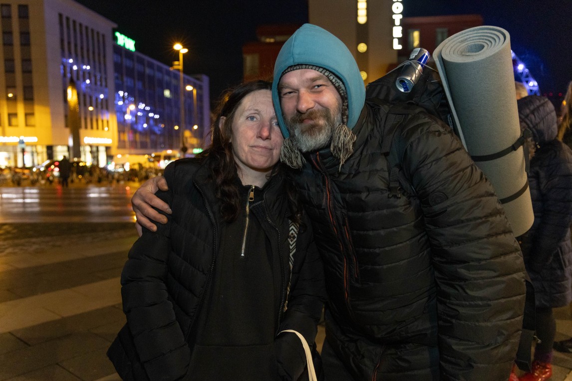 Gemeinsam gegen die Kälte: Doris und Piotr leben beide auf der Straße, die Hilfsgüter waren für sie eine willkommene Überraschung.