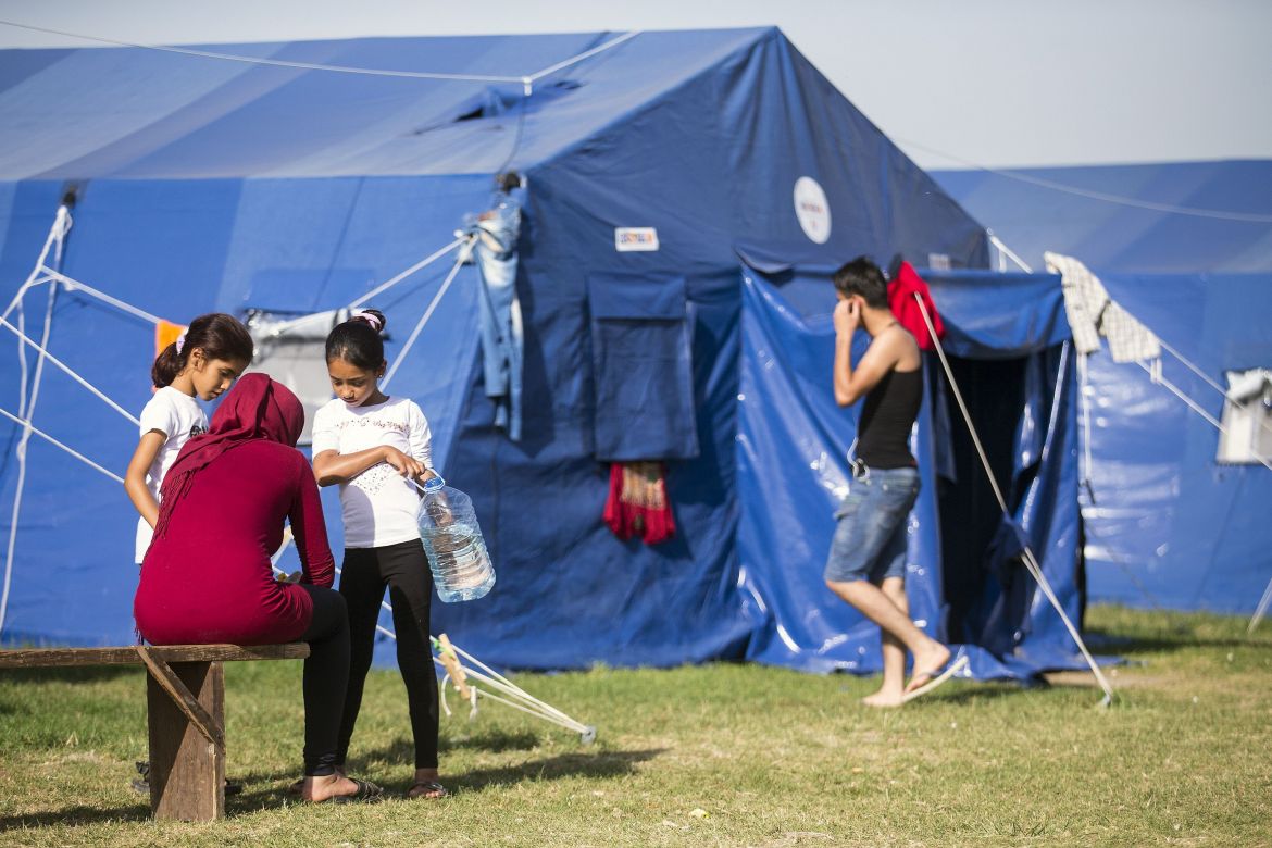 syrische Mädchen im Durchgangslager für Flüchtinge in Kanjiza, Serbien