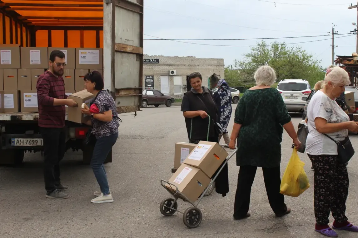 The distribution of individual food packages takes place during the safest time of day, when the threat of air raids is minimal. Donetsk region, June 2025. CR Eleos-Ukraine. .webp