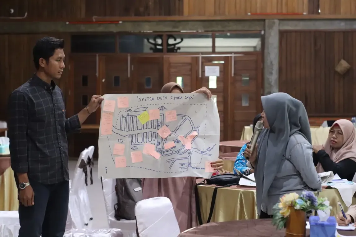 Indonesia - Sipora Jaya Village Facilitator presents the results of discussions during the Work Action Plan Development Training.webp